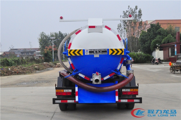 大运吸污车