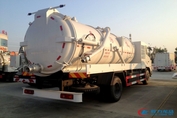 东风天锦吸污车