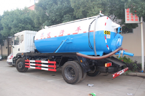 东风D9吸污车