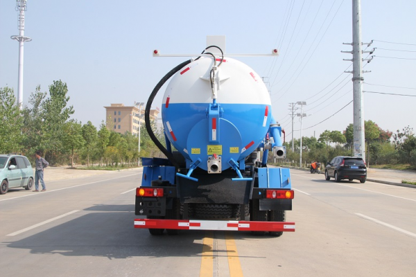东风御虎吸污车