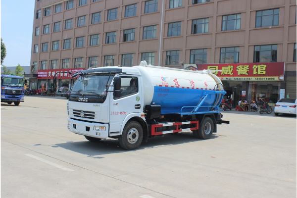 东风多利卡D7吸污车