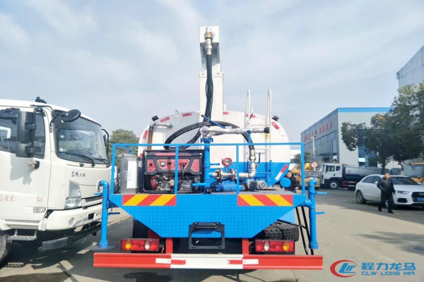 东风天锦铁路喷杆车(车辆通过消毒车)