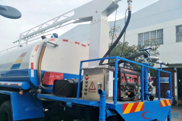 东风天锦铁路喷杆车(车辆通过消毒车)