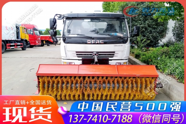 东风大多利卡吸尘滚扫清雪车
