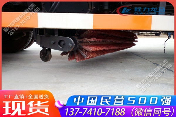 东风153推雪撒布车带中置扫雪滚刷