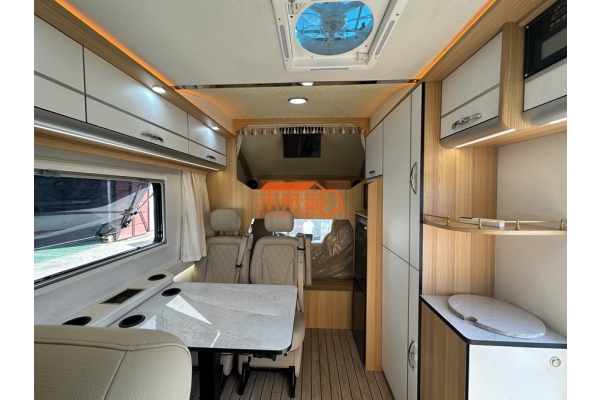 上汽跃进S100柴油旅居式C型房车