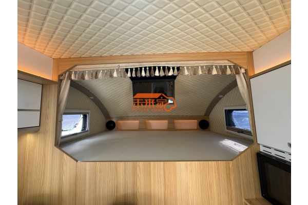 上汽跃进S100柴油旅居式C型房车