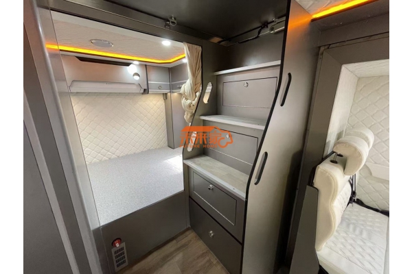 重汽豪沃升降顶侧拓展式多功能房车