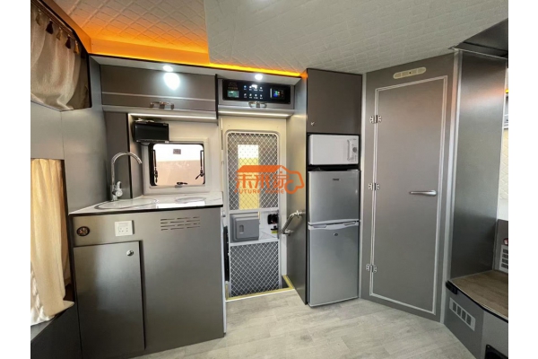 重汽豪沃升降顶侧拓展式多功能房车