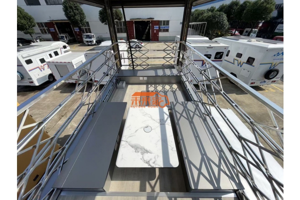 重汽豪沃升降顶侧拓展式多功能房车