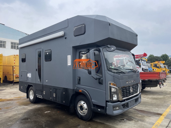 重汽豪沃统帅2.5T柴油自动挡旅居式房车