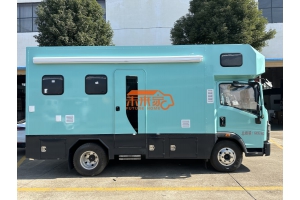 重汽豪沃大空间旅居式房车