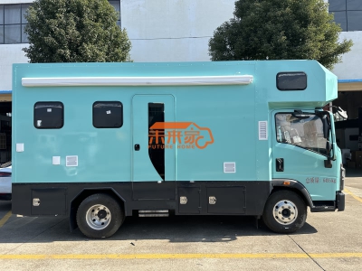 重汽豪沃大空间旅居式房车